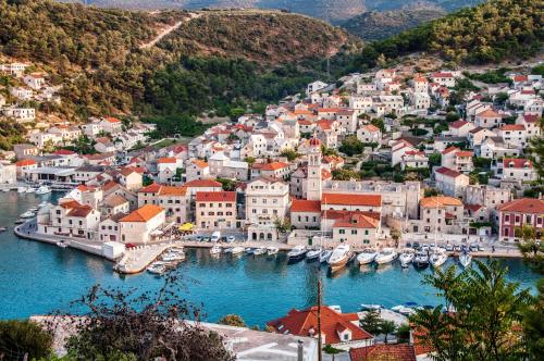 Cezar's house — 4-Star Luxury Hotel in Pucisca, Croatia