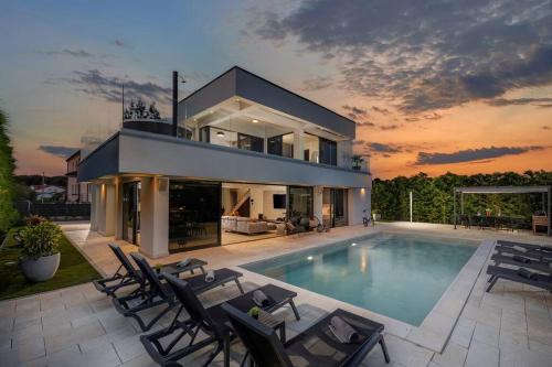 Villa Zorina heated pool 45 m2 Jacuzzi & sauna — 4-Star Luxury Hotel in Umag, Croatia