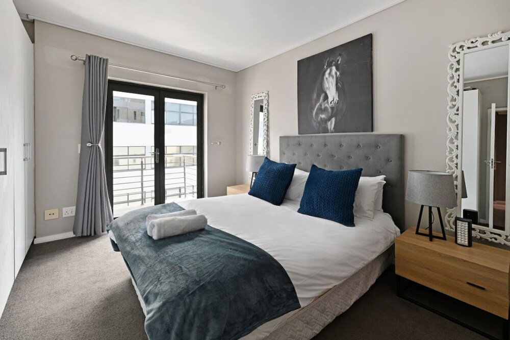 Luxury apartment with mountain views — 4-Star Luxury Hotel in Cape Town, South Africa