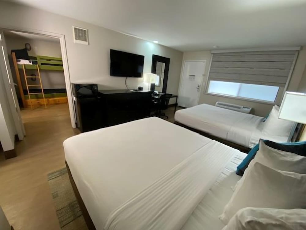 Stanford Inn & Suites Anaheim - photo 20