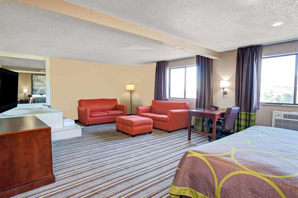Super 8 by Wyndham Roseville Detroit Area - photo 33