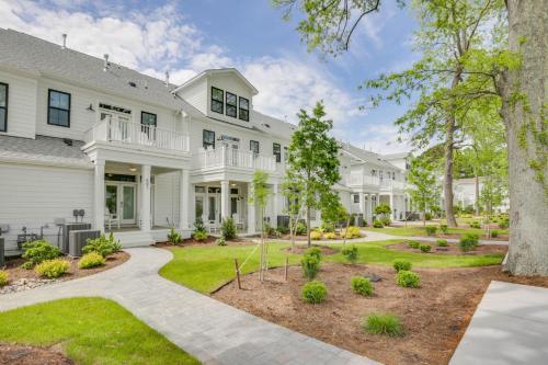Gorgeous New Modern Farmhouse style Townhouse Just Blocks From the Vir — 4-Star Luxury Hotel in Virginia Beach, United States