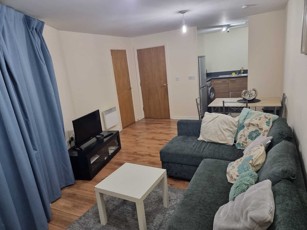 Central 2 Bedroom Apartment Chelmsford Parking 17492735 — Chelmsford