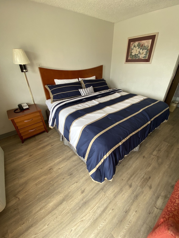 Colonial Inn - photo 15