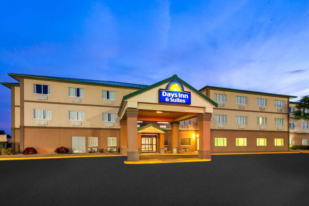Days Inn & Suites by Wyndham Morris I 80 — hotel in Morris