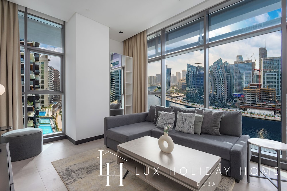 Luxury 2BR Burj Khalifa and Canal View Pool Jacuzzi — 4-Star Luxury Hotel in Dubai, United Arab Emirates