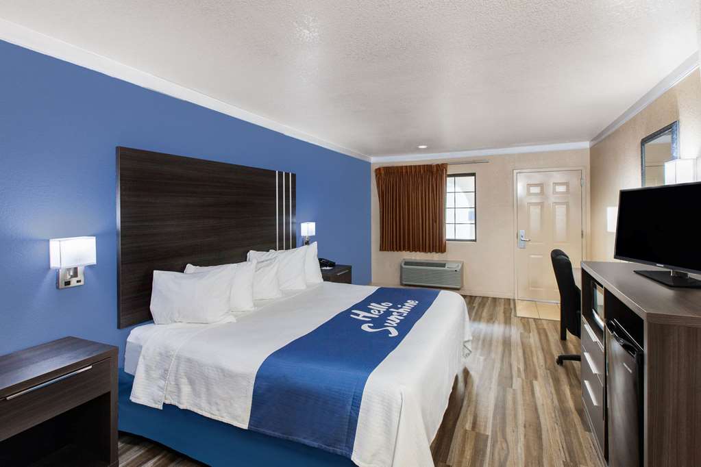 Days Inn & Suites by Wyndham Braunig Lake - photo 10