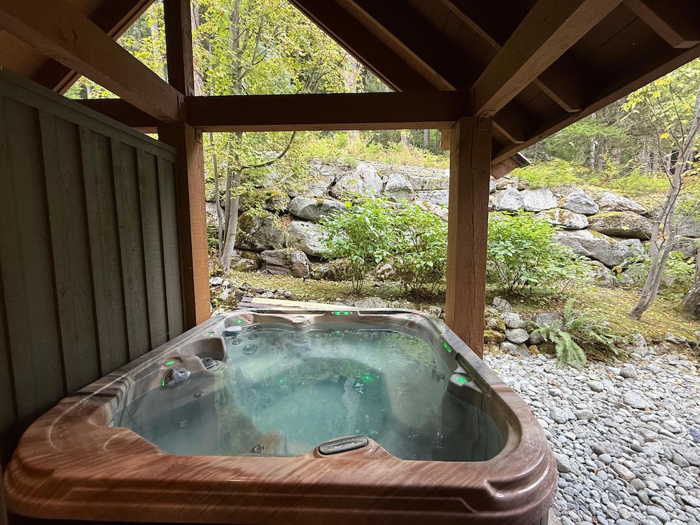 Ski in Ski out Minutes From Village Private Hot Tub Sleeps 6 Free Shuttle in Whistler, Canada