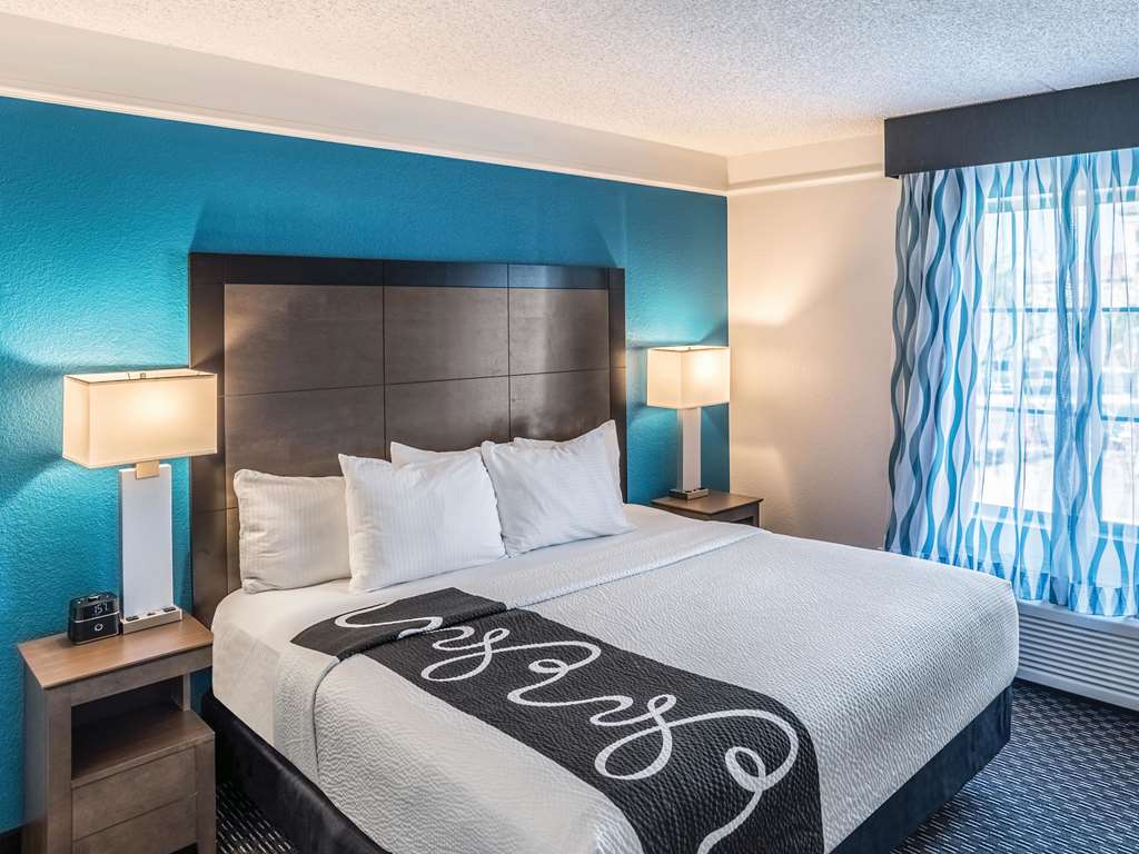 La Quinta Inn & Suites by Wyndham Phoenix Chandler - photo 34