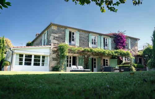 Villa Los Magnolios — 4-Star Luxury Hotel in Paderne, Spain