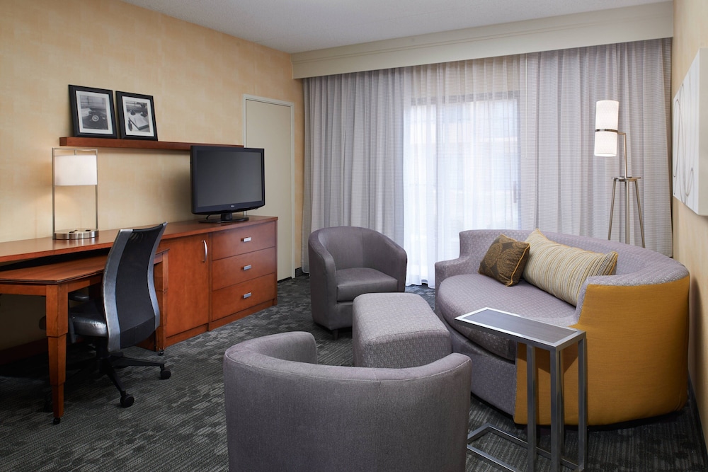 Courtyard by Marriott Detroit Dearborn - photo 3