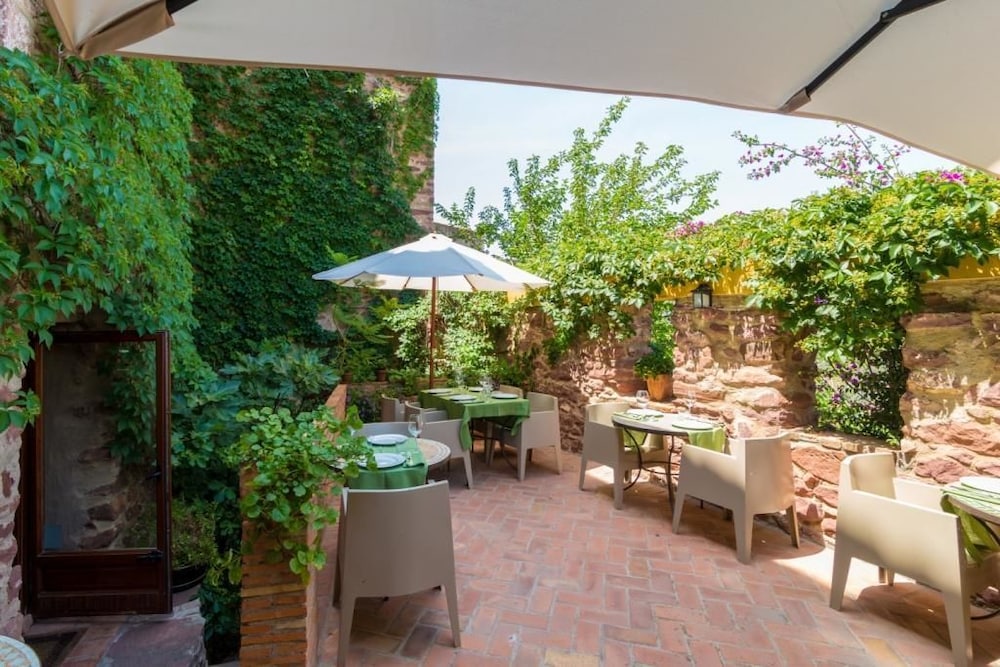 Rusticae El Jardin Vertical in Villafames, Spain