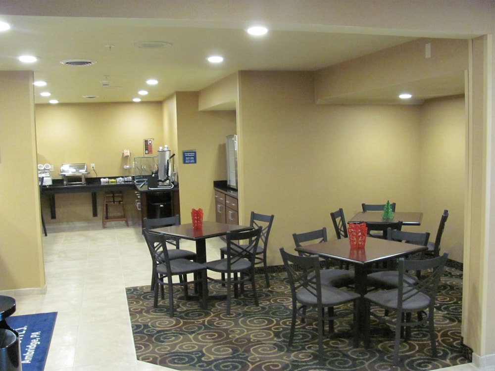 Cobblestone Inn & Suites Ambridge - photo 42