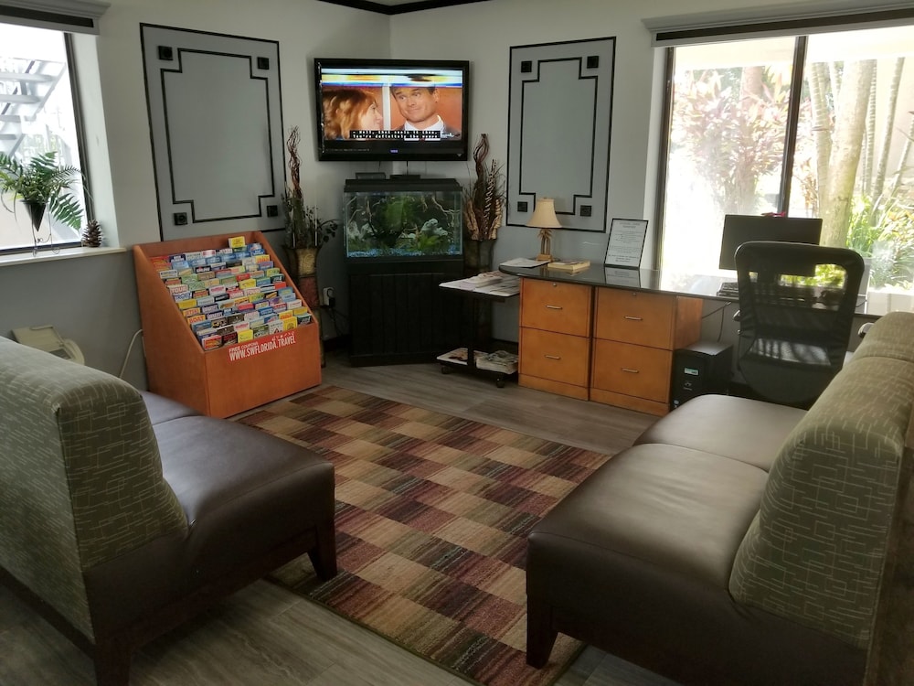Super 8 by Wyndham Naples - photo 2