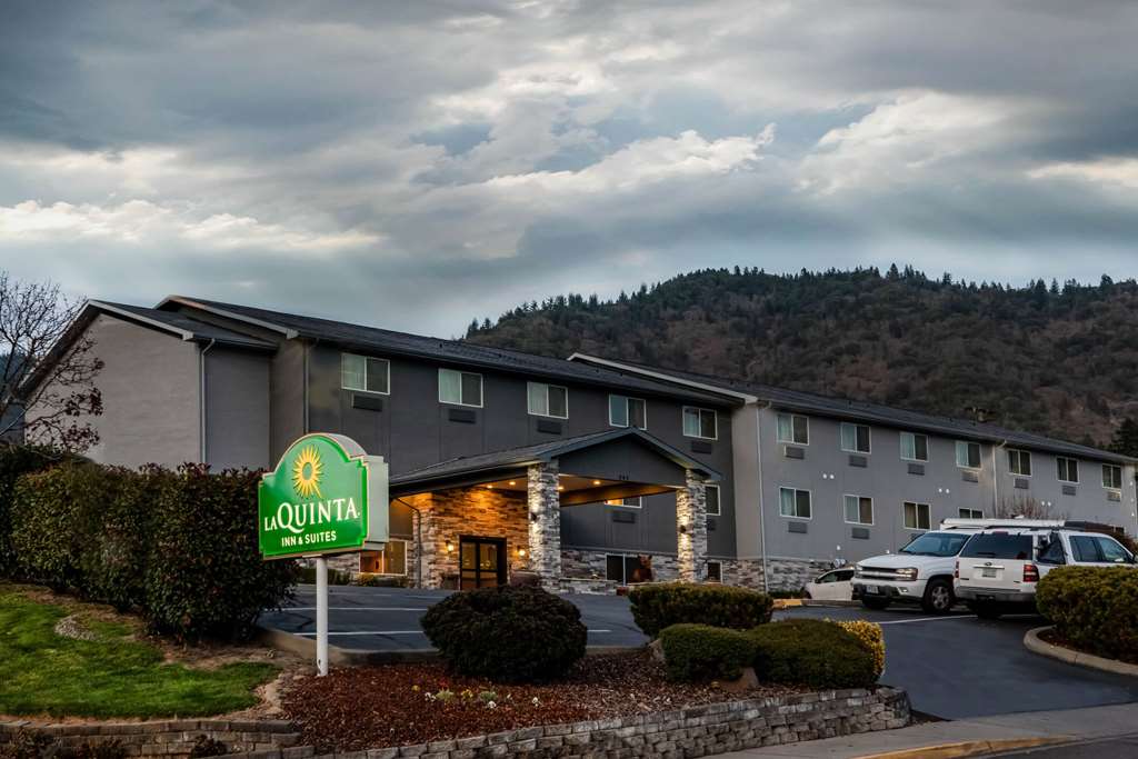 La Quinta Inn & Suites by Wyndham Grants Pass - photo 3