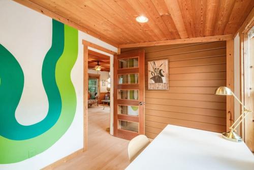118 The Willow Tree Bungalow — 4-Star Luxury Hotel in Fall City, United States