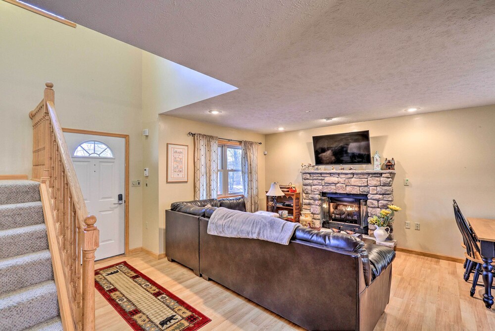 Walk to Pool and Lake Albrightsville Vacation Home — 4-Star Luxury Hotel in Towamensing Trails, United States