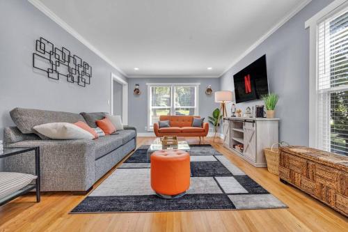 Modern Luxury with Pool Table 3BR 5BD Sleeps 10 in Decatur, United States