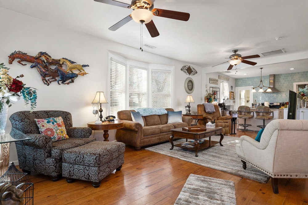 Virginia St Dollhouse — 4-Star Luxury Hotel in Prescott, United States