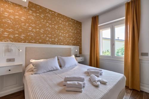 Da Oscar Flowers Apartments — 4-Star Luxury Hotel in Lonato, Italy