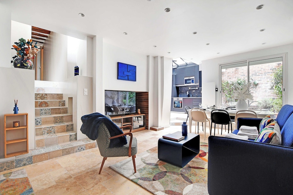Apartment With 3 Rooms for 10 People — 4-Star Luxury Hotel in Paris, France