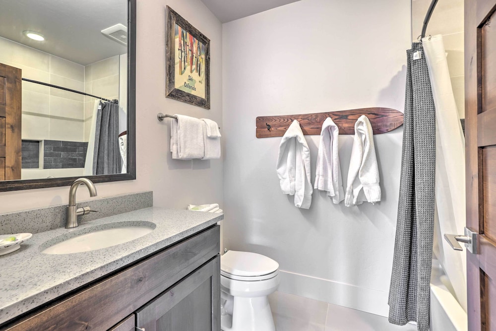 3 Mi to Dillon Reservoir: Condo w Balcony — 4-Star Luxury Hotel in Silverthorne, United States