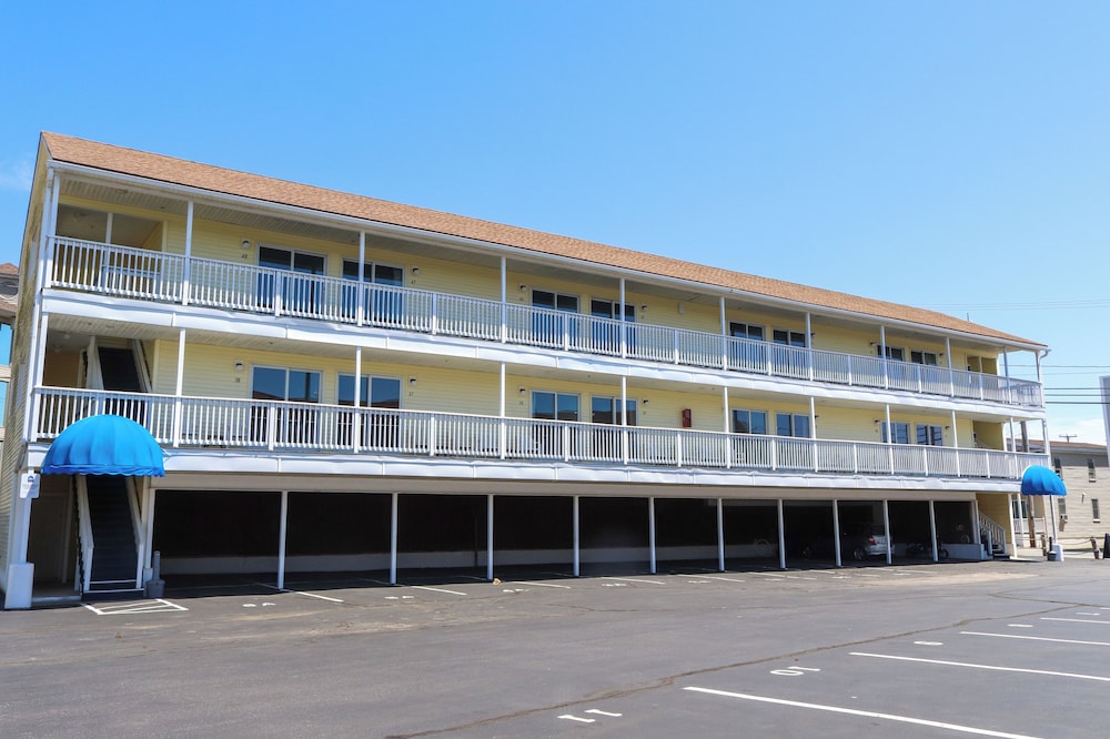 Mainsail Motel & Cottages - photo 21