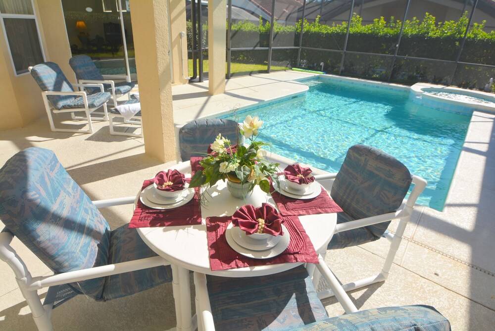 Villa Tuscan House — 4-Star Luxury Hotel in Davenport, United States