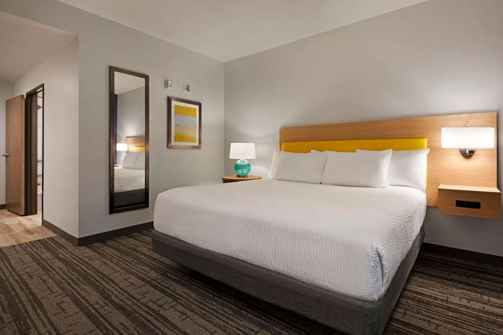 Days Inn & Suites by Wyndham Beaumont West I 10 & Walden - photo 13
