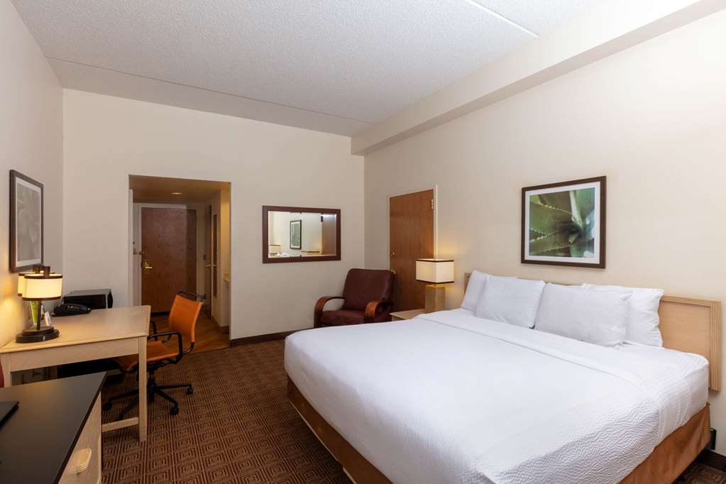 La Quinta Inn & Suites by Wyndham Garden City - photo 21