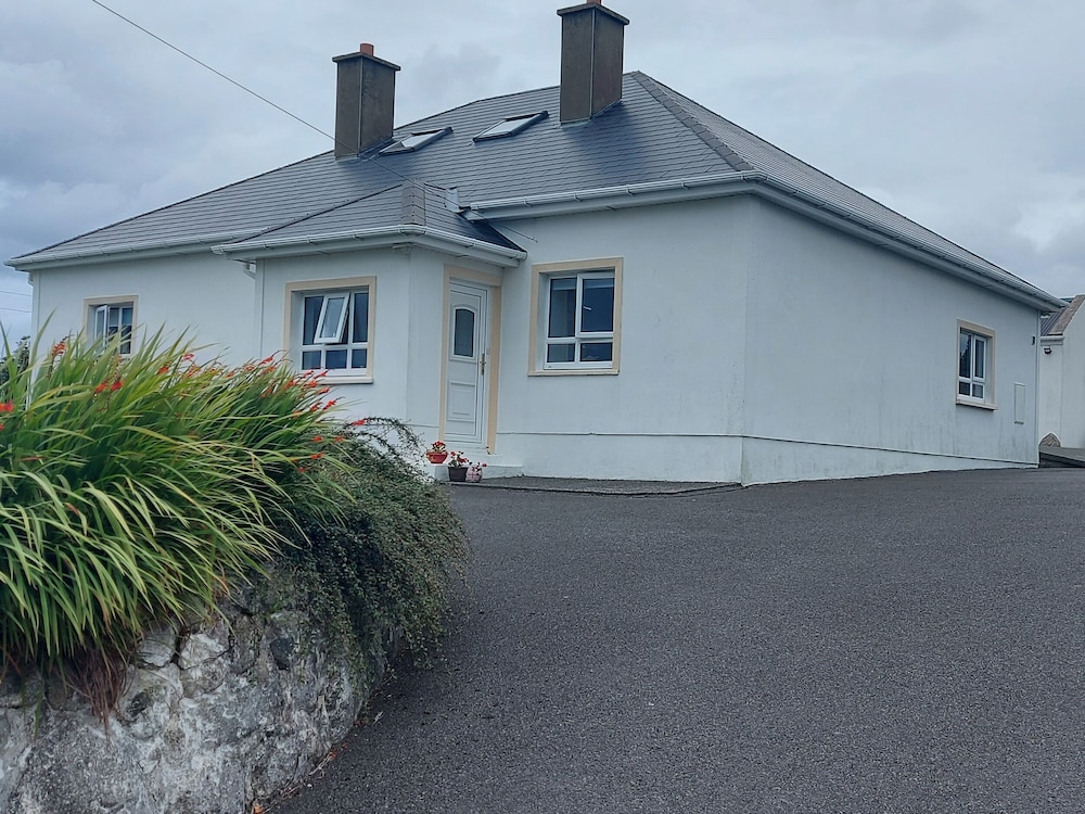 Ard an Phíobaire - carbon neutral hotel in Derrybeg