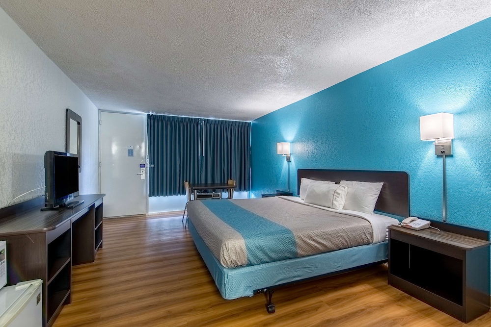 Motel 6 Pekin IL - photo 12