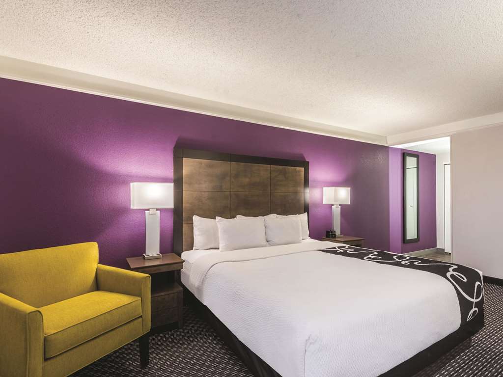La Quinta Inn & Suites by Wyndham Cincinnati Sharonville - featured photo