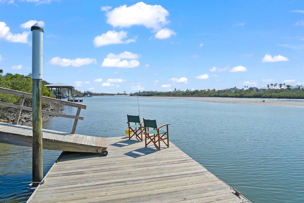 Dolphins and Dream Water Views Dock Your Boat — 4-Star Luxury Hotel in Saint Augustine, United States