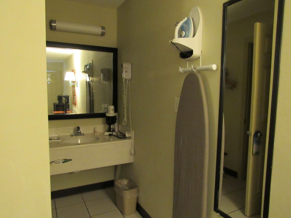 Economy Inn - photo 16