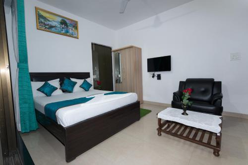 Aristo Serviced Apartment near Kokilaben Dhirubai Ambani Hospital for Family Only
