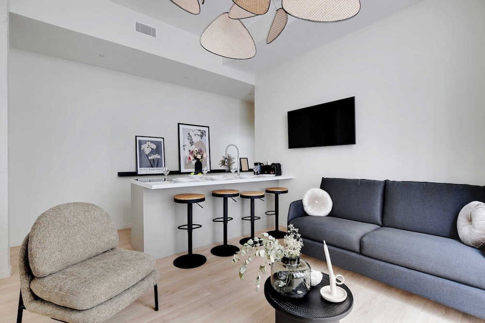 Modern Apartment 2br 6p Eiffel Tower - last minute hotel in Paris