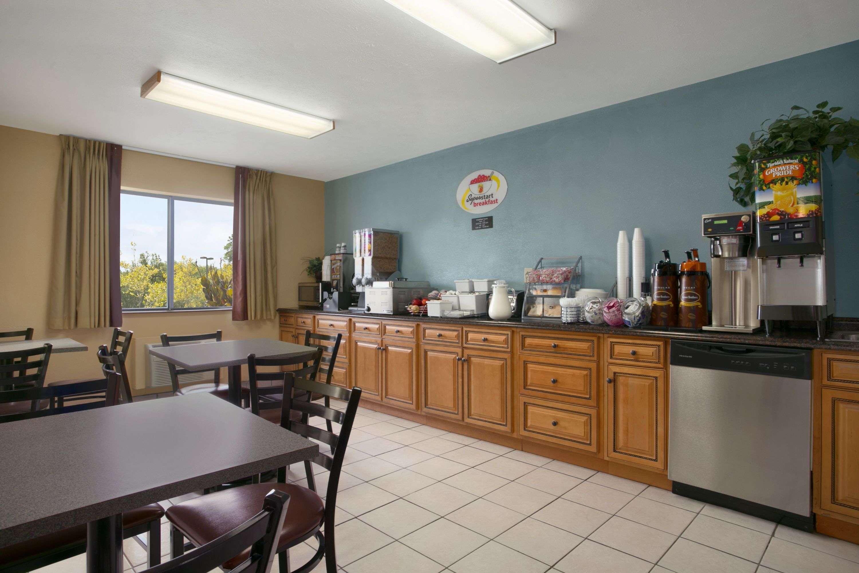 Super 8 by Wyndham Park City North Wichita Area - photo 5