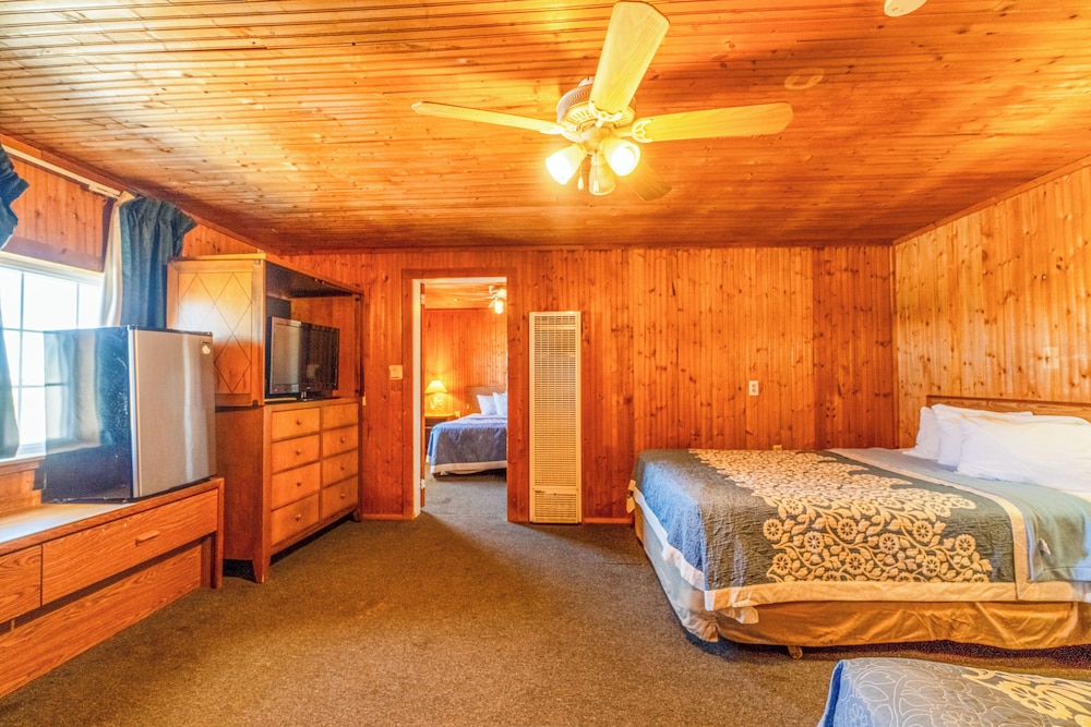 Green Acre Motel by OYO Near Rush County Airport - photo 6