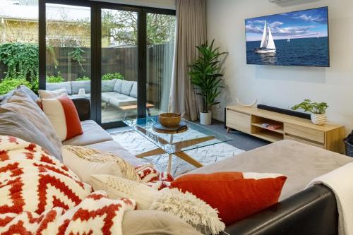 Downtown Delight 2 Bed 1 Bath Single Garage in Christchurch, New Zealand