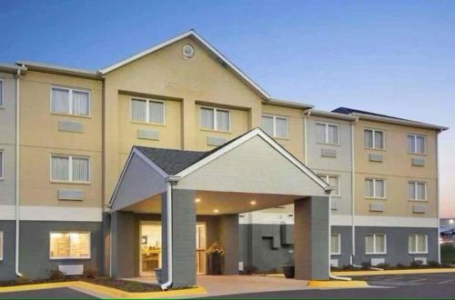 Dubuque Inn & Suites - photo 5