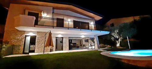 Villa Mimosa Con piscina e vista lago — 4-Star Luxury Hotel in Brenzone, Italy