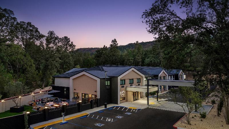 The Inelle Oakhurst Yosemite — 4-Star Luxury Hotel in Oakhurst, United States