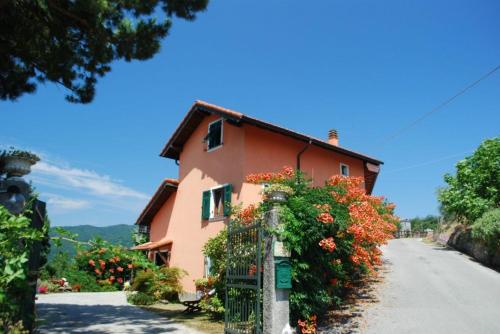 Agriturismo Terra e Cielo — 4-Star Luxury Hotel in Serra Ricco, Italy