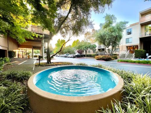 KeyLuxe Luxury Apartment with Jacuzzi Pool Gym Tennis in Walnut Creek — 4-Star Luxury Hotel in Walnut Creek, United States