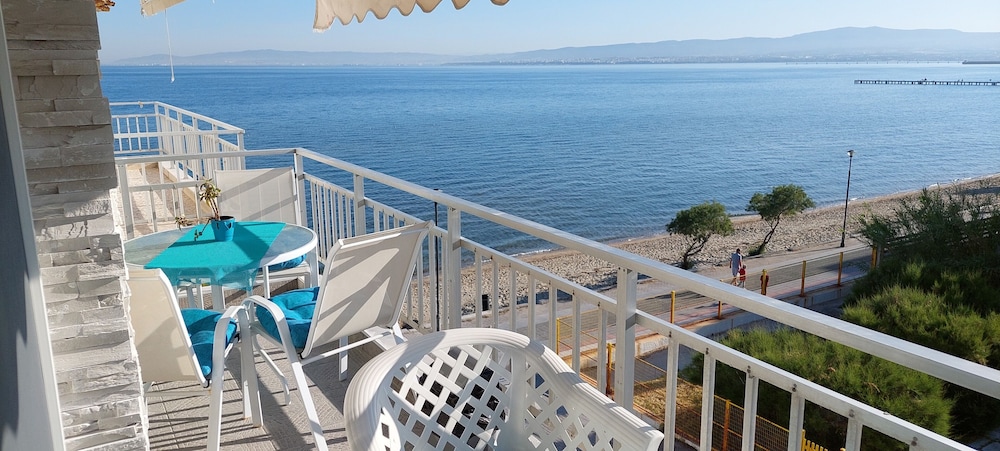 Apartment Sleeps 2 Parking Balcony — 4-Star Luxury Hotel in Peraia, Greece