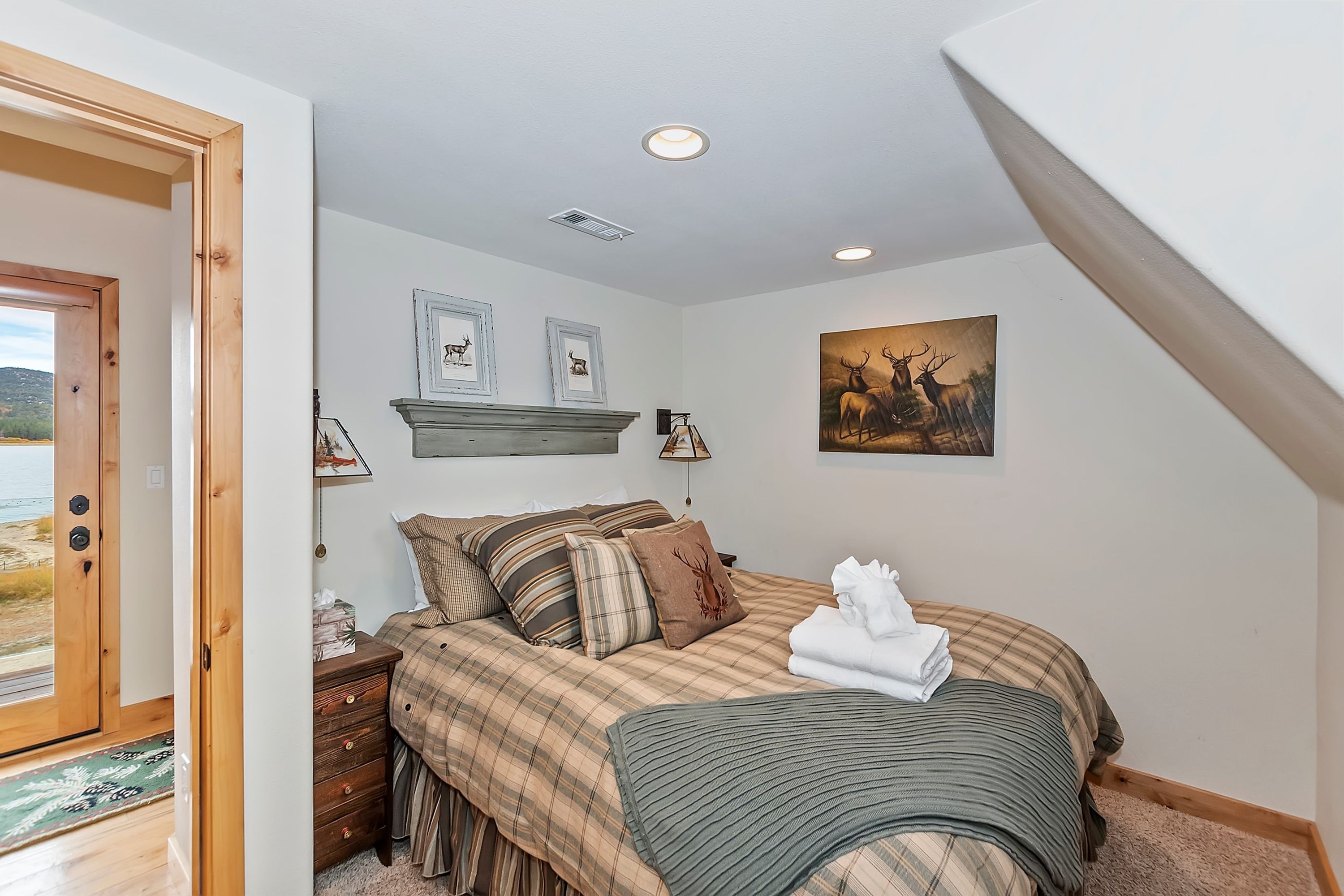 Lagunita Shores by Avantstay Beautiful Lakefront Mansion w Hot Tub & BBQ - photo 22