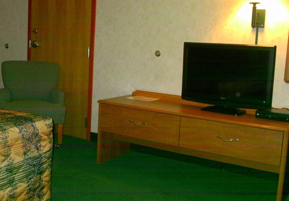 Campton Parkway Inn - photo 13