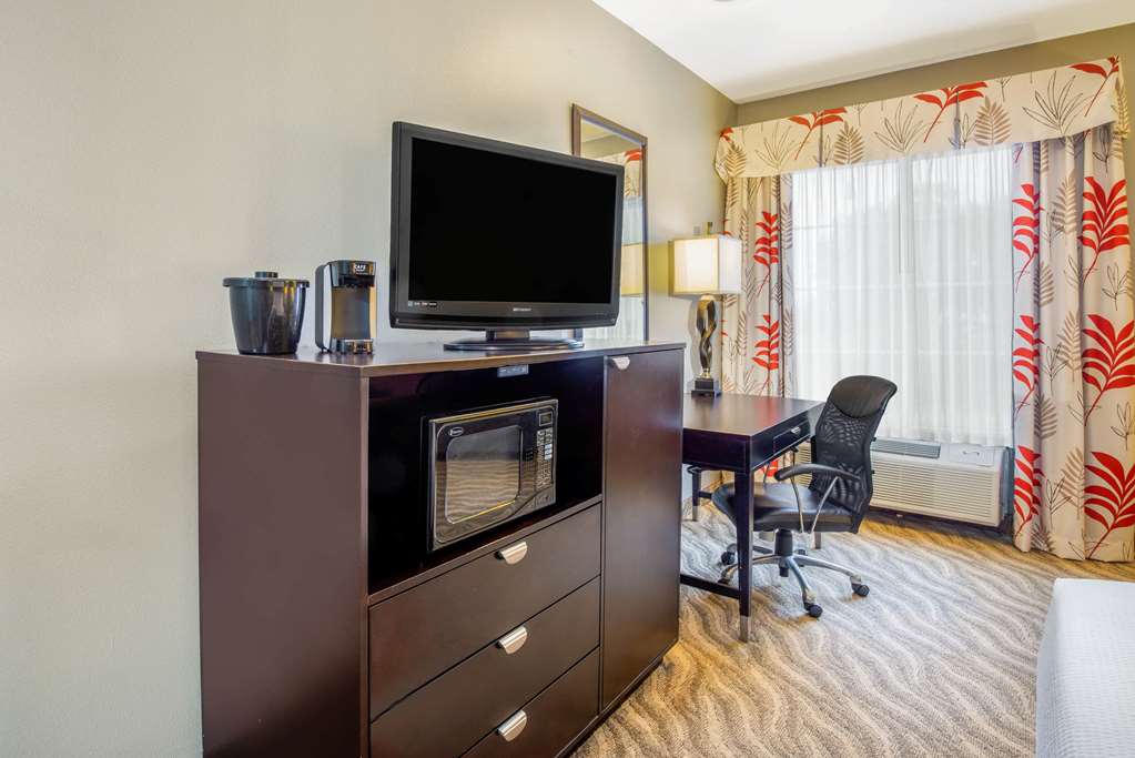 La Quinta Inn & Suites by Wyndham Glen Rose - photo 38
