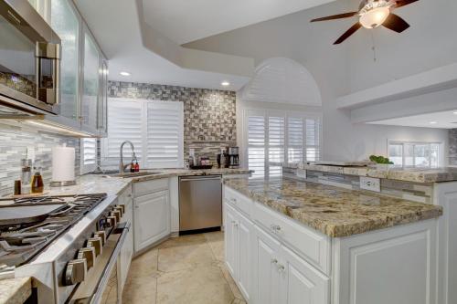 Beautiful 5BR w King Beds Pool & Hot Tub Games